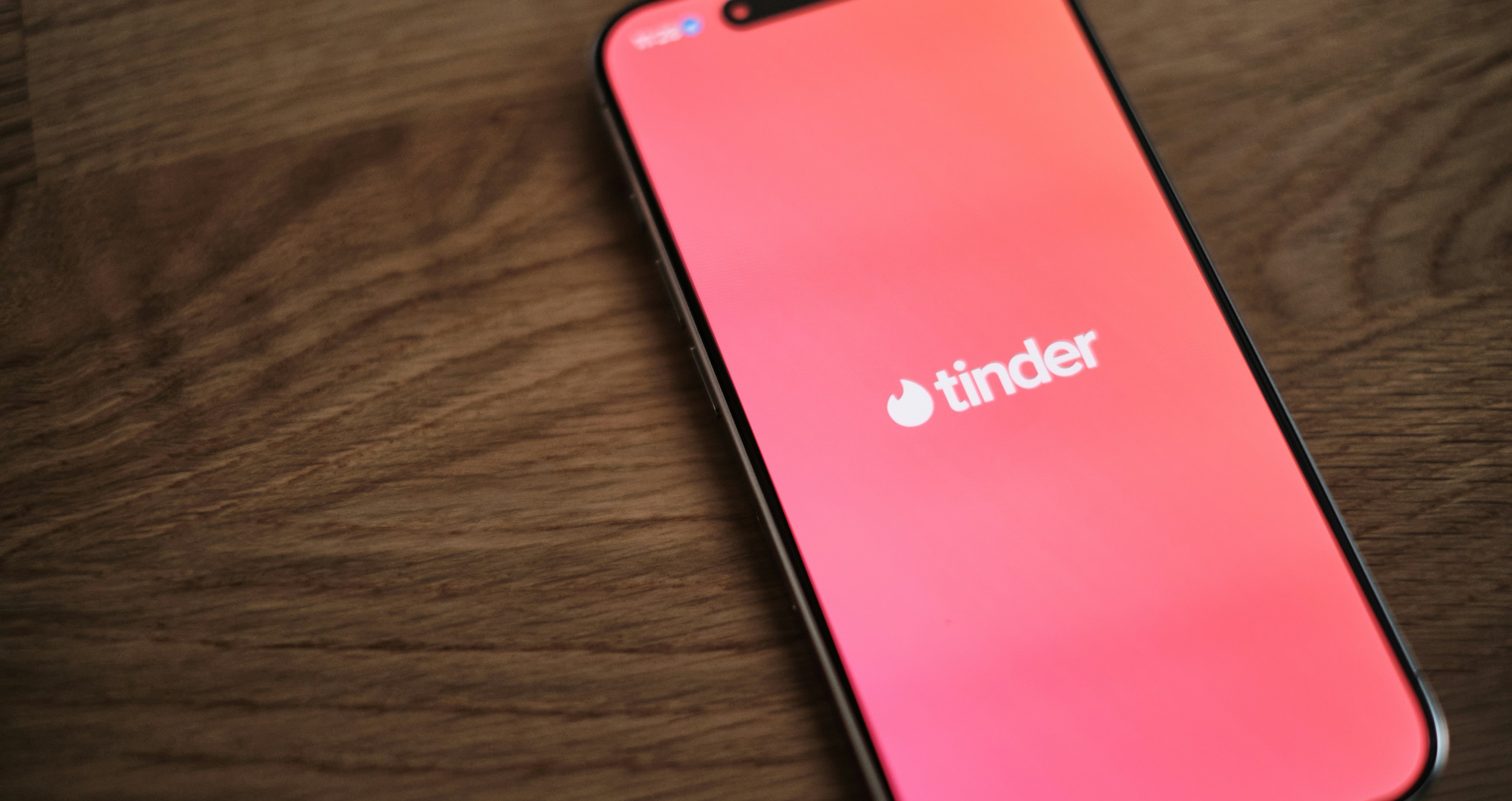 Build a dating app like Tinder reasonably: Price, features, process